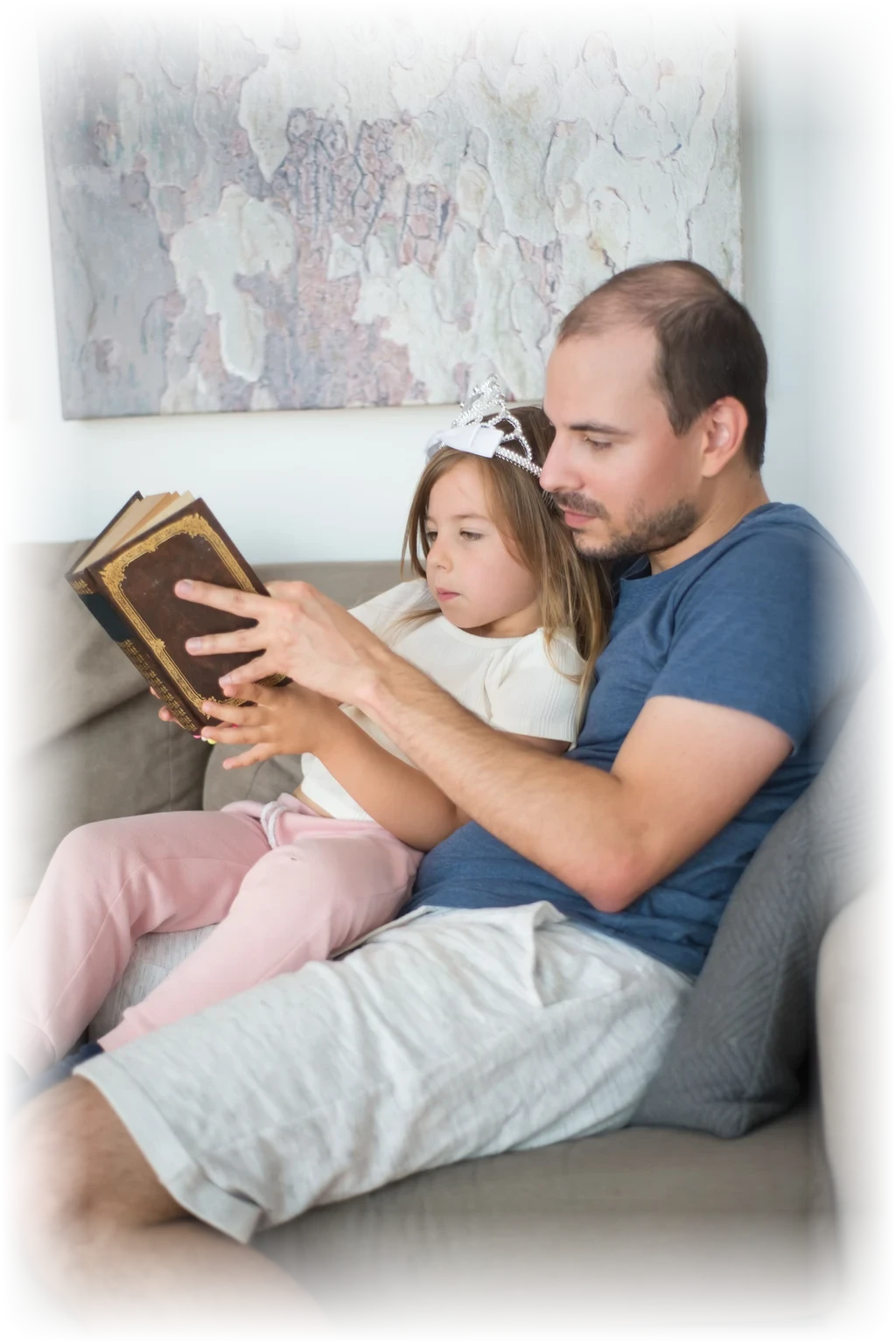 Vater und Tochter lesen gemeinsam ruhig in einem warmen Zimmer